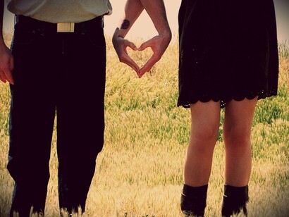 Dois amantes que andam de mãos dadas