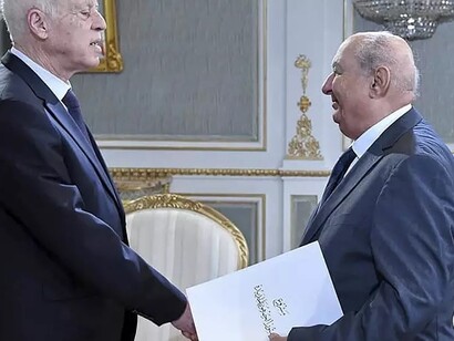 Tunisia. Sadok Belaid, capo del comitato costituzionale tunisino, presenta un nuovo progetto di costituzione al presidente Kais Saied al Palazzo di Cartagine, a Tunisi