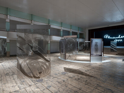 Hank Willis Thomas e Man Ray, Tomorrow I shall contradict myself, veduta della mostra. Cortesia di Galleria Continua