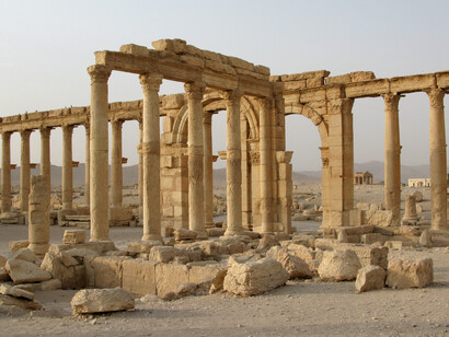 La caída de Al Assad también reaviva preocupaciones sobre un posible resurgimiento de ISIS en Siria, aunque el grupo fue derrotado territorialmente en 2019.  Arco del Triunfo, un arco ornamental romano del siglo III. Palmira, Siria.