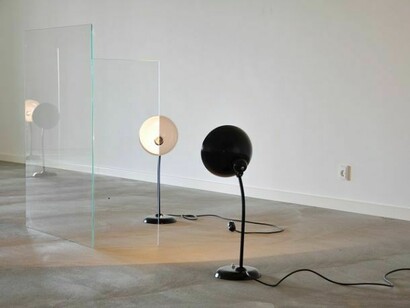 Alicja Kwade , Teleportation (54° 55' 24.524'' N / 12° 10' 33.132'' E)_ , 2011. Vetro, lampade Kaiser-Idell, dimensioni variabili. Credit Exhibition view "Die Gesamtheit aller Orte", Kunsthal 44 Moen, Denmark, 2012. Courtesy the artist and Johann Konig, Berlin.