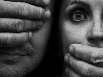 Hombres que no ven, mujeres que no pueden hablar