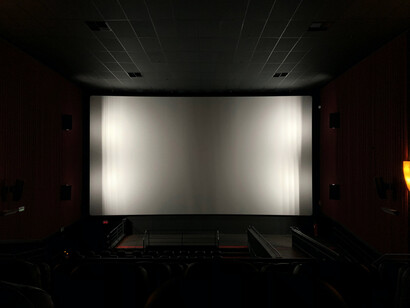 Sala de cine con la pantalla apagada, mientras se espera a la audiencia