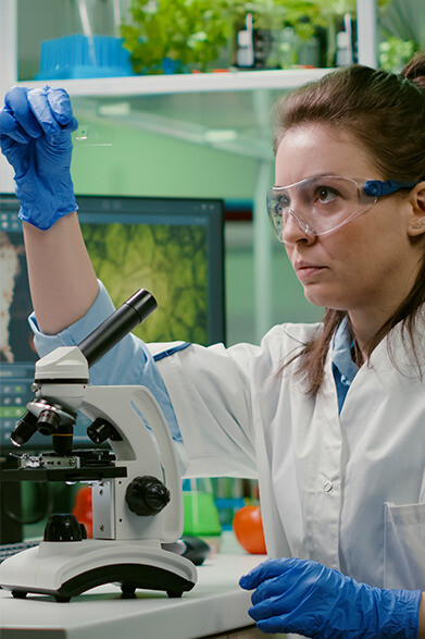 Cientista. A técnica consiste em substituir uma porção do DNA (a molécula contendo a informação genética) de um organismo por uma porção de DNA de outro organismo