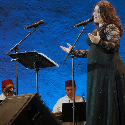 Françoise Atlan con Mohamed Briouel y las grandes voces del Samaa en la gran velada andaluza judeo-arabe, Festival de Fez de las Músicas Sagradas del Mundo, 2014. Crédito Catalina Maria Johnson