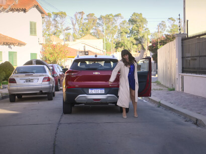 Envidiosa retrata el matrimonio como un ideal en crisis, donde los personajes debaten entre el deseo de seguridad y el miedo al compromiso en una era de individualismo