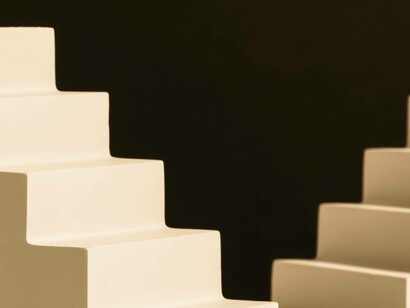 Illustrazione di scalinate: "Nella terra di mezzo puoi sentire l’eco delle domande che ti poni rispetto alla bontà delle scelte fatte e di quelle che ti fanno gli altri: perché lo fai? Perché non lasci perdere? Perché non sei più dei nostri?"