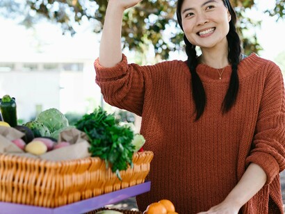 Mulher vende seus produtos na feira. Além disso, há uma divisão sexual do trabalho claramente definida, onde homens assumem o papel de chefes de família e responsáveis pelas decisões agrícolas, enquanto as mulheres participam ativamente nas tarefas de cultivo e cuidados domésticos (Minag, 2012). Essa realidade reforça desigualdades de gênero e limita o acesso das mulheres a recursos, crédito e formação técnica