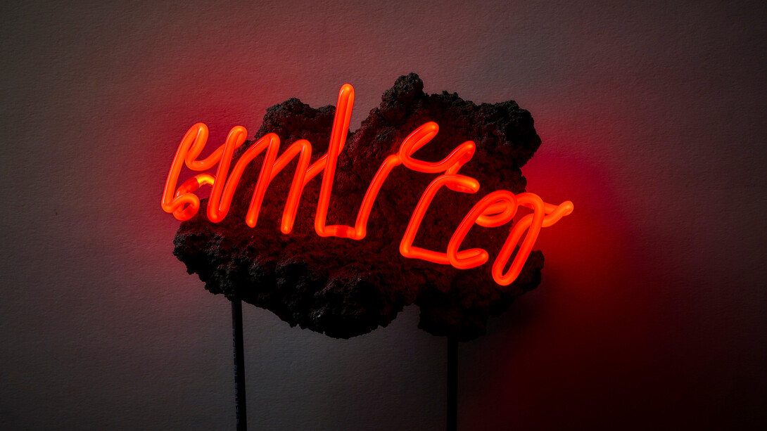 Emitter, 2016, pietra lavica, neon, filo elettrico, trasformatore, cm 25x40. Courtesy of Galleria Antonio Verolino