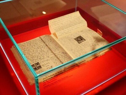 Facsímil del diario de Ana Frank en exhibición en el Centro Ana Frank en Berlín, Alemania
