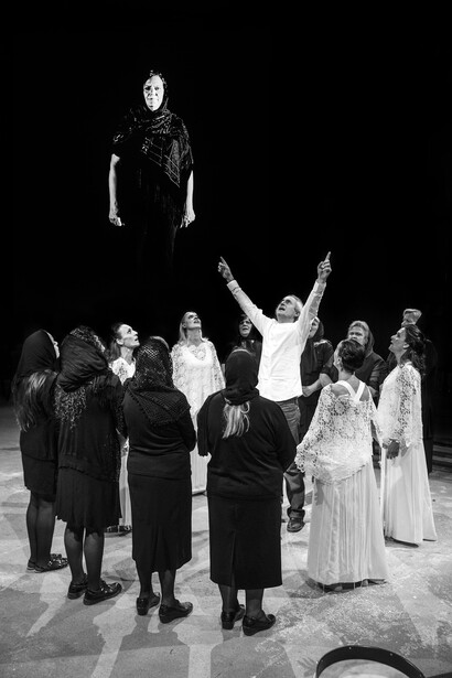 Shoja Azari, Mohsen Namjoo, Shirin Neshat. Passage through the world (2015)