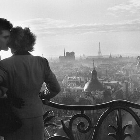 Les Amoureux de la Bastille, Paris, 1957, Willy Ronis. Ministère de la Culture et de la Communication / Médiathèque de l’architecture et du patrimoine / Dist Rmn © Donation Willy Ronis