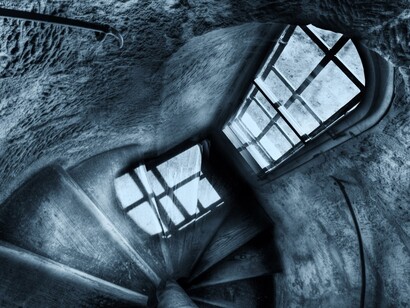 Una ventana junto a una escalera