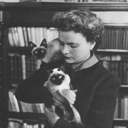 La scrittrice italiana Elsa Morante (1918-85) nel suo appartamento di Roma