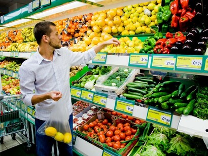 Comprando en la sección de fruta y verdura de un supermercado