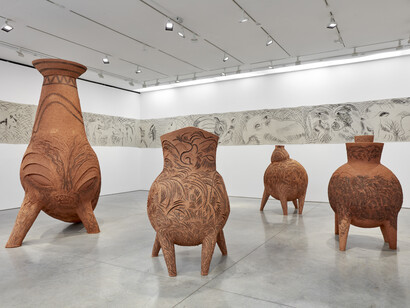 Gabriel Chaile, Esto es América, o qual é o
limite, exhibition view, 2025. © Gabriel Chaile. Courtesy of Marianne Boesky Gallery.
Photo by Jason Wyche