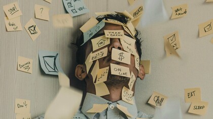 Em vários aspectos a vida atual é inegavelmente mais desenvolvida como na medicina, na higiene e no conforto material. Entretanto, nem tanto esforço é dedicado à questão do bem-estar humano. Será que a vida moderna torna as pessoas satisfeitas com sua existência? Num primeiro momento a discussão não parece fazer sentido, afinal, se hoje é mais rico, saudável e confortável é óbvio que seria mais feliz também. Porém, não é tão fácil responder à pergunta. Estudos da psicologia apontam que bens materiais trazem uma satisfação apenas momentânea às pessoas, sendo logo esquecidas. Portanto, um mundo mais rico não é necessariamente mais feliz