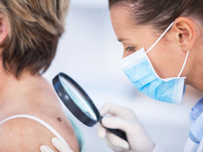 Esame dermatologico. La validazione dell’Intelligenza Artificiale in dermatologia nella pratica clinica non è ancora dimostrata