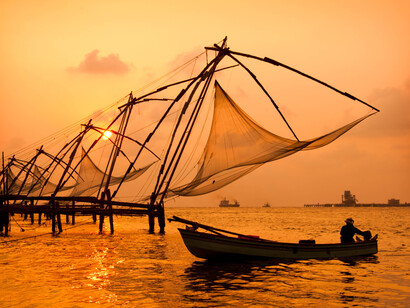 River cruising through Cochinaeutms Alappuzha