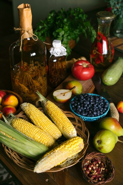 Frutas e verduras ocupam o centro da cena em uma mesa preparada com ingredientes naturais. Na epigenética, os efeitos mais importantes costumam resultar da soma de hábitos consistentes mantidos ao longo do tempo
