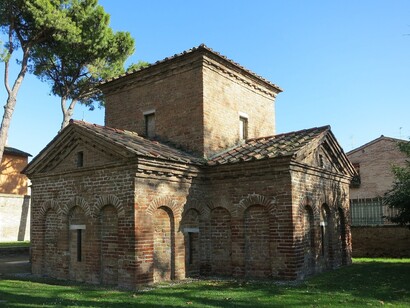 Il Mausoleo di Galla Placidia è un piccolo edificio del V secolo famoso per i suoi straordinari mosaici bizantini dal fondo blu stellato. Ravenna, Italia