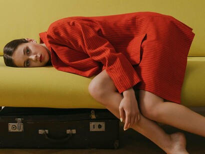 O homem entende o homem, decifra-o ou não, mas este é o parâmetro humano conhecido. O que temos a nossa frente agora é uma jovem desconhecida que estabelece uma troca absurdamente injusta e desigual, pois já entramos para o diálogo perdidos, estudados, analisados e porque não dizer fragmentados