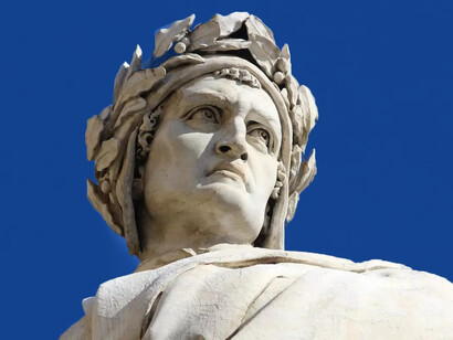 Il poema è scritto in volgare italiano anziché in latino come si usava allora per le opere letterarie importanti