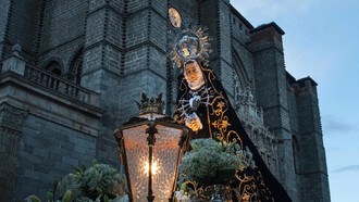 Procesión de la Virgen Dolorosa en Ávila, España