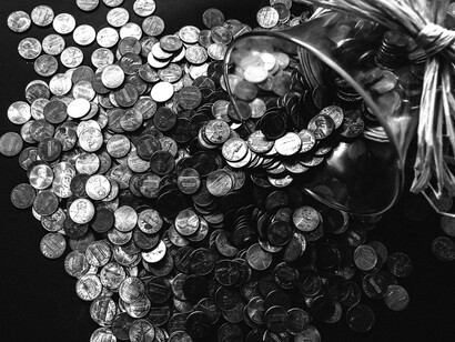 Monete. La moneta ha, quindi, una duplice funzione: mezzo di pagamento – che annichila o riassorbe il danno -, e misura del valore, che riconcilia le parti in disaccordo piazzando il danno subito in una scala di valori impersonale accettata da tutti