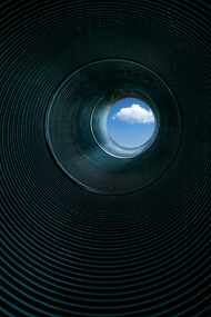 Cielo con nuvola alla fine di un tunnel. Dal timore all'autenticità: come superare le proprie inibizioni e vivere appieno