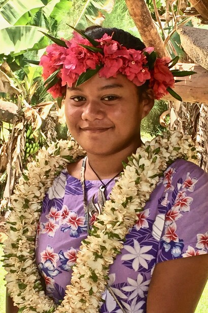 La gente del posto è accogliente e gentile e ci si sente subito come a casa. Le corone di fiori profumate sono uno dei segni di benvenuto sin dall’arrivo all’aeroporto. Ph Micaela Zucconi