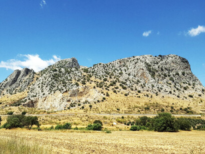 La Peña de los Enamorados es un peñón calizo situado en el municipio de Antequera en Málaga, España