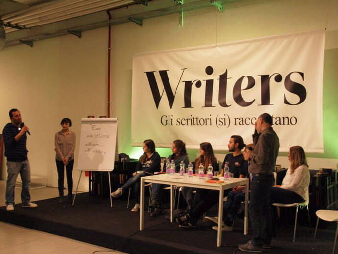 Il pubblico interagisce con i relatori di Writers