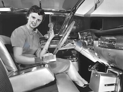Suzanne Vanderbilt, Cadillac el dorado Sevill a, 1958. con teléfono en el coche. Cortesia de General Motors, EEUU