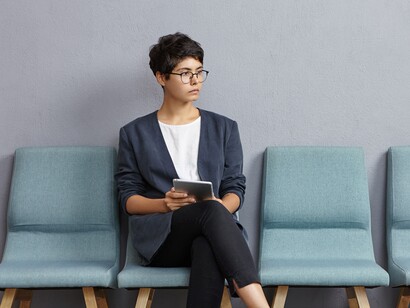 Ogni suono o movimento diventa un potenziale annuncio, e l'attesa stessa diventa quasi più intensa della notizia in arrivo