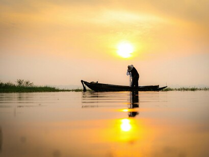 Sem perder o compasso, a confusão acaba nos obrigando a desacelerar, a respirar e a testar na prática aquilo que o discurso costuma esconder