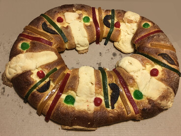 El roscón de Reyes no es simplemente un bollo adornado. Es una tradición que se transmite de generación en generación, una corona comestible que nos invita a celebrar juntos el final del invierno y el comienzo de nuevas ilusiones