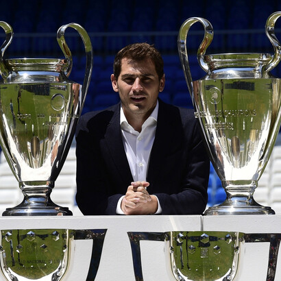 Iker Casillas con algunos de los trofeos conseguidos en el Real Madrid