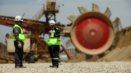 Trabajadores en una mina de Codelco