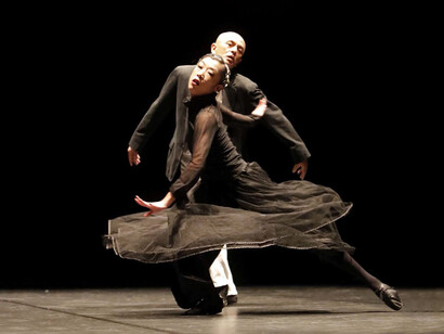 La danza di Saburo Teshigawara non si riduce ai semplici movimenti del corpo, ma ingloba allo stesso tempo i movimenti della coscienza e quelli dei sensi