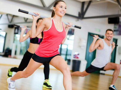 Un grupo de personas en un gimnasio