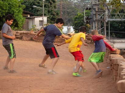 Niños jugando futbol de barrio en Tegucigalpa, Honduras