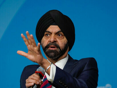 Le président du Groupe de la Banque mondiale, Ajay Banga, discute de l'évolution de l'agenda de la Banque mondiale, soulignant la nécessité d'un "nouveau contrat social" qui donne la priorité à l'équité et aux droits des travailleurs dans un marché du travail en rapide mutation