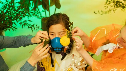 Modelo é arrumada para posar com máscara de oxigênio. À medida que as questões ambientais se tornam cada vez mais urgentes, surge uma questão crucial: como as grandes marcas de luxo estão a lidar com a pressão por práticas sustentáveis sem perder a essência da exclusividade e do luxo que as definem?