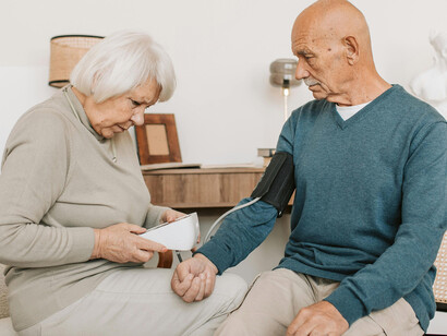 Pessoa medindo a pressão arterial. Ao seguir essas dicas podemos termais controle sobre a saúde e uma vida mais tranquila e em paz