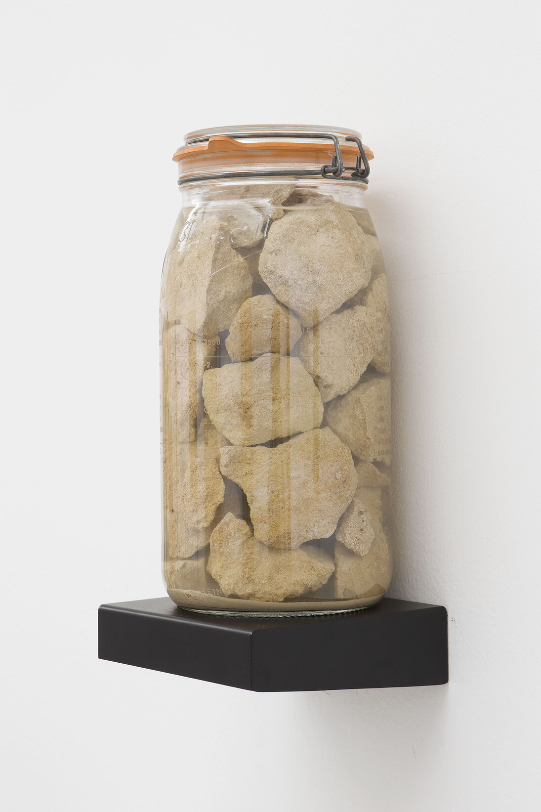 Kate Ericson & Mel Ziegler, Sans titre (pierres des Archives Nationales et eau de pluie
parisienne) / Untitled (National Archive stones and Paris rain water), 1992, Verre, rochers, métal / Glass, rocks, metal, 31 x 14,5 x 14,5 cm / 11 x 5 1/2 x 5 1/2 inches, Photo : Claire dorn, Courtesy Galerie Perrotin