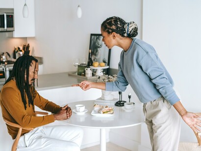 Casal discute na café-da-manhã