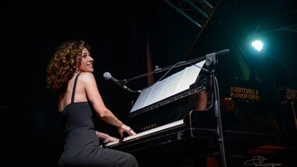 Chiara Minaldi, classe 1980, agrigentina DOC ma ormai palermitana d’adozione, ha al suo attivo tanti concerti in ambito pop e jazz, diverse collaborazioni discografiche nazionali e internazionali e numerosi riconoscimenti che esaltano le sue doti vocali e la sua elegante presenza scenica