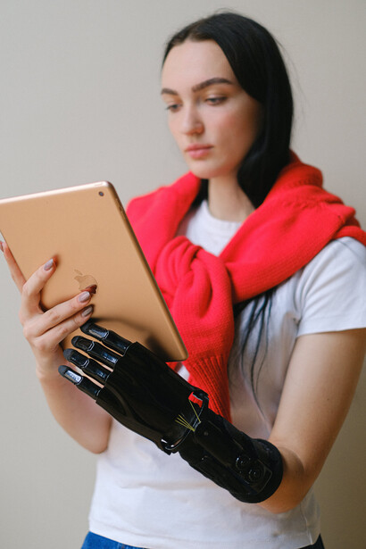 Moça lê artigo em computador sobre briga entre bigtechs sobre o uso de inteligência artificial