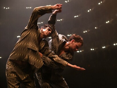 A Nutida “Bodies on glass” di Diego Tortelli, in collaborazione con i danzatori Cristian Cucco e Thomas Van de Ven. Brani di Philip Glass, al piano Andrea Rebaudengo. Costumi Etro di Marco de Vincenzo Ⓒ Newreporter